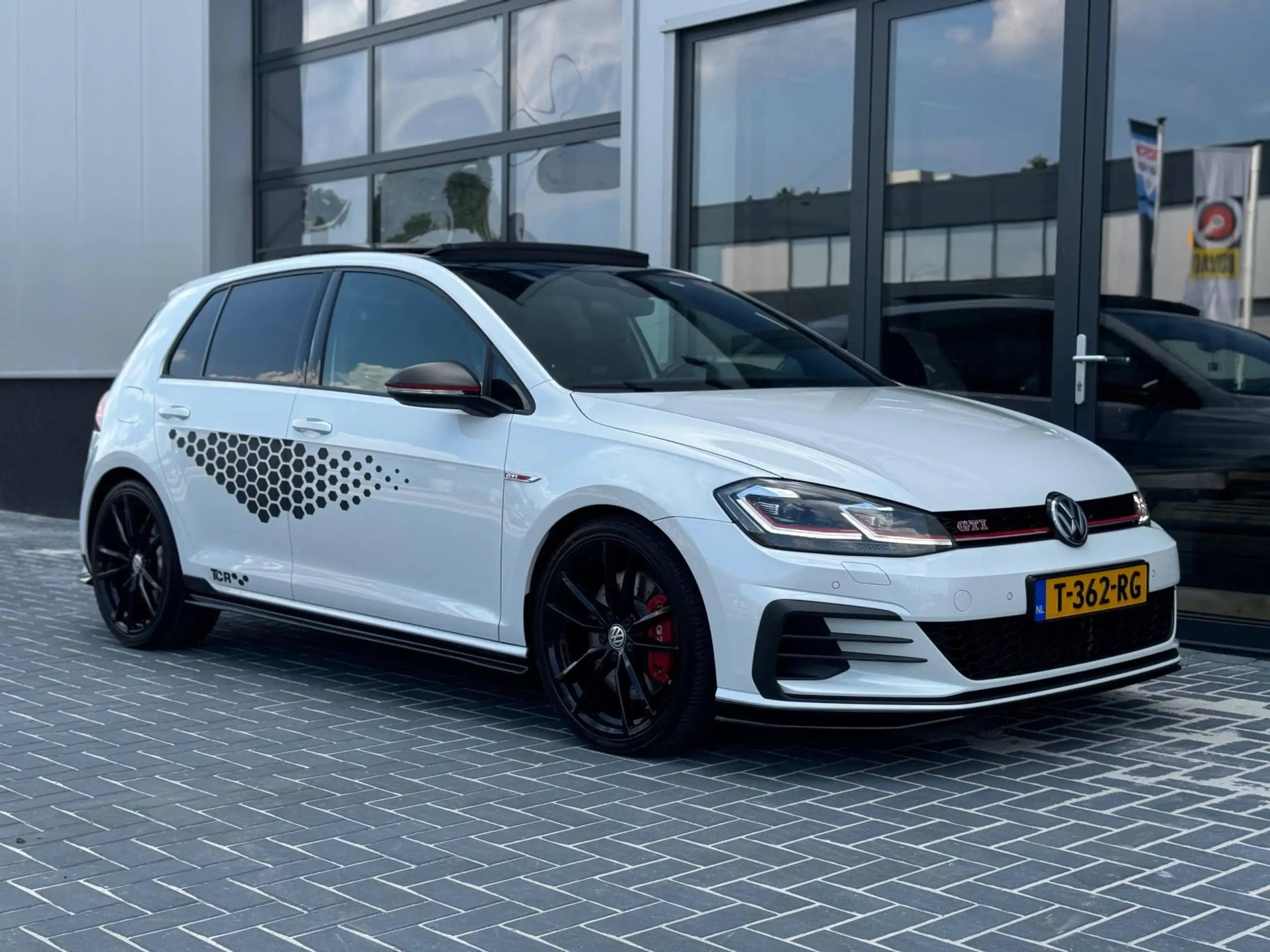 Volkswagen - Golf GTI