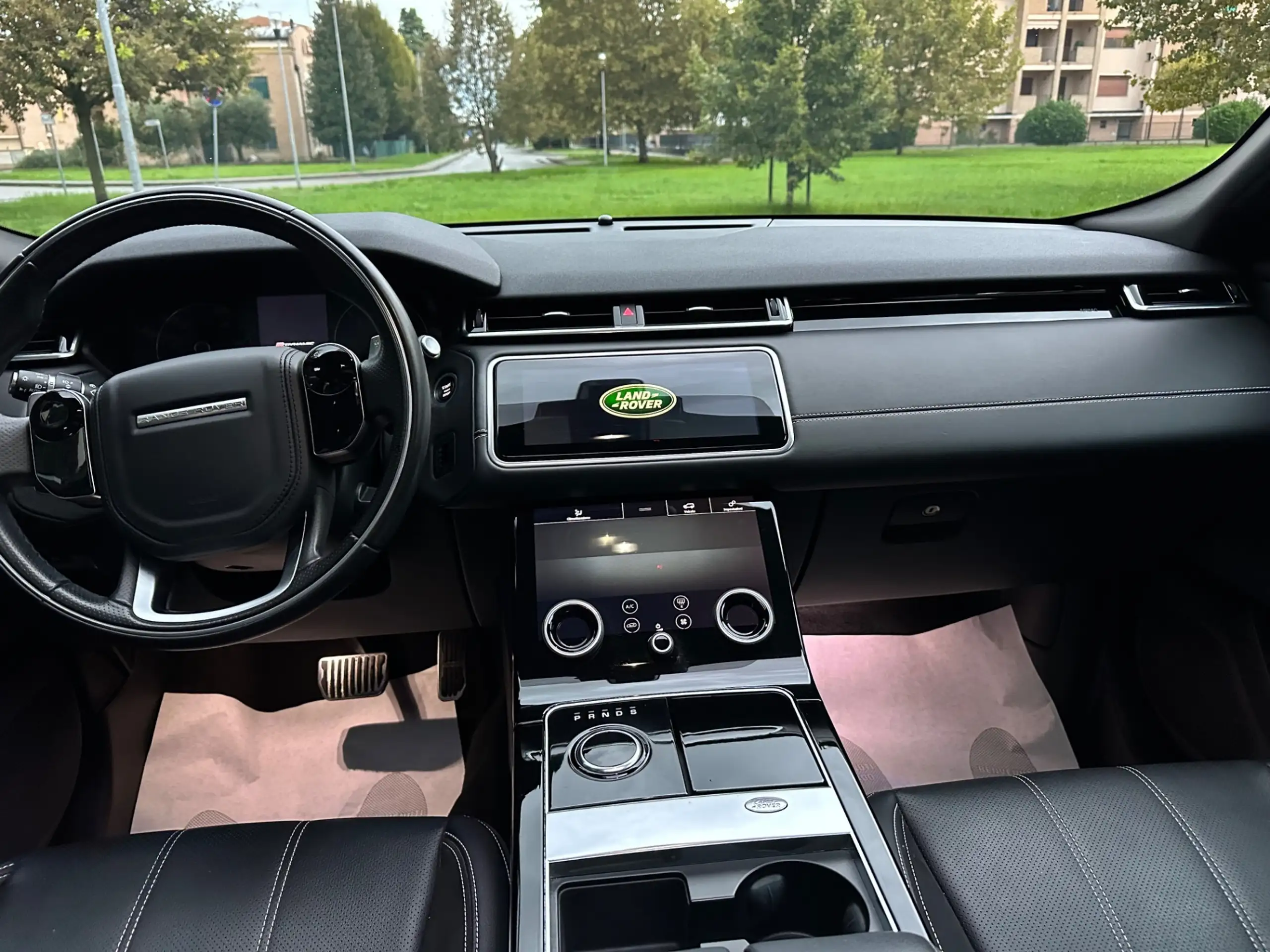 Land Rover - Range Rover Velar