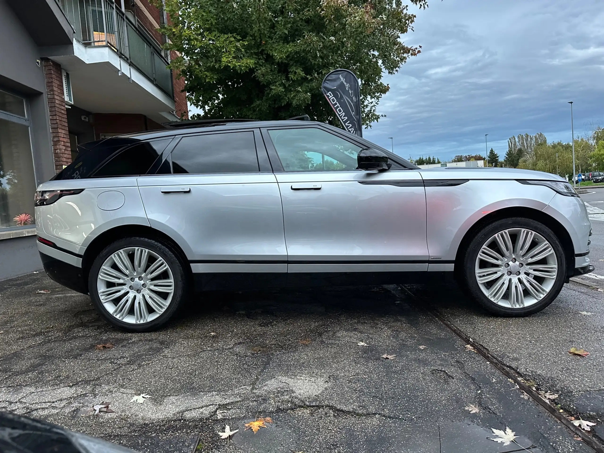 Land Rover - Range Rover Velar