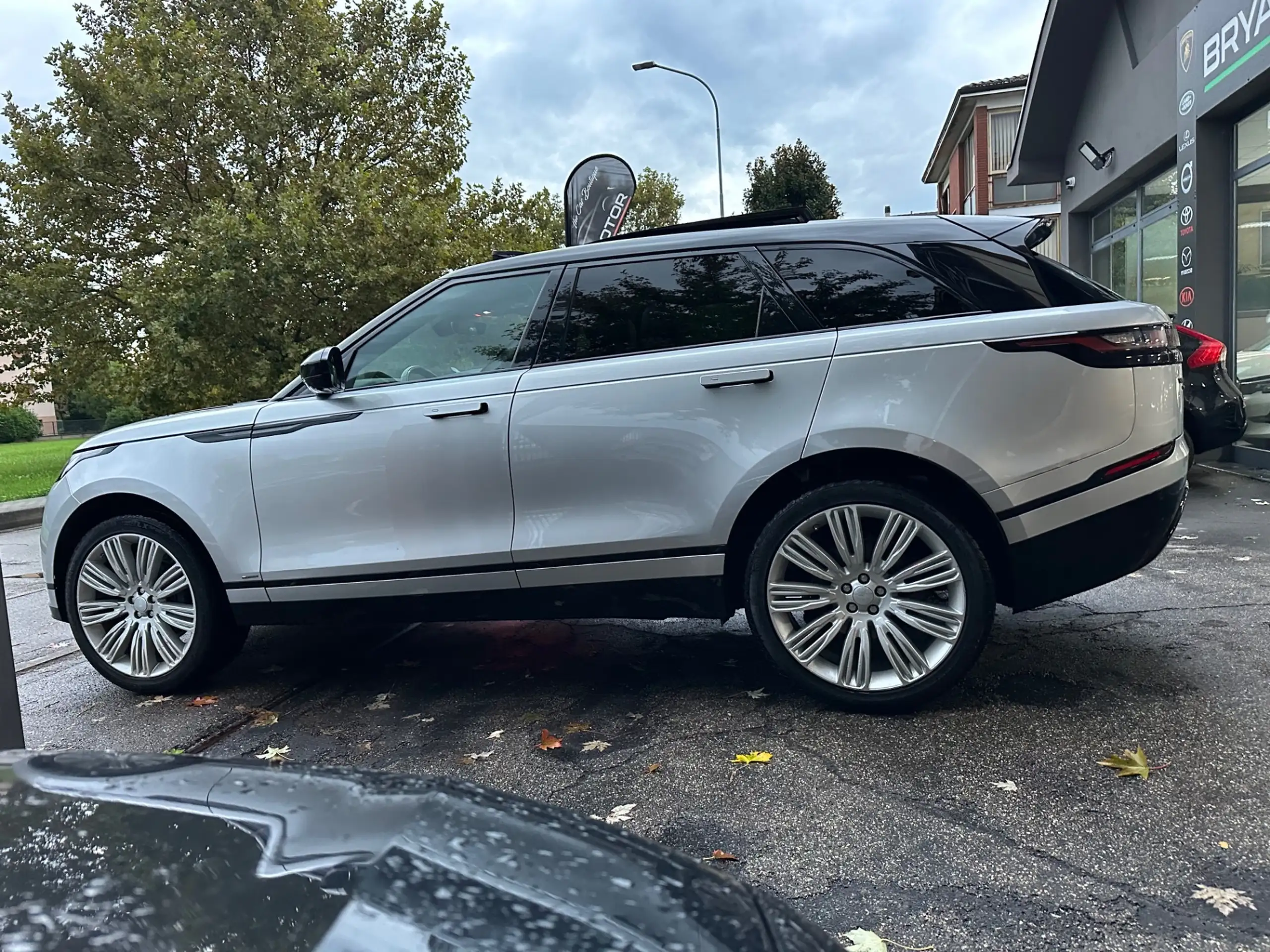 Land Rover - Range Rover Velar