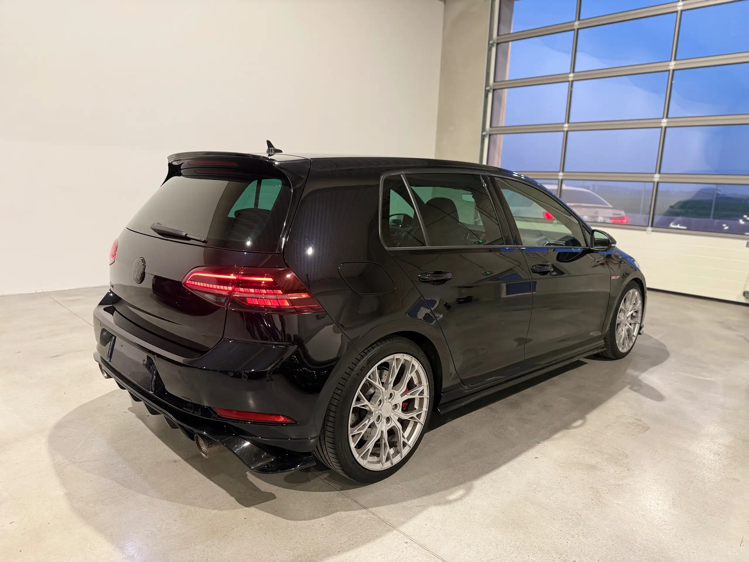 Volkswagen - Golf GTI