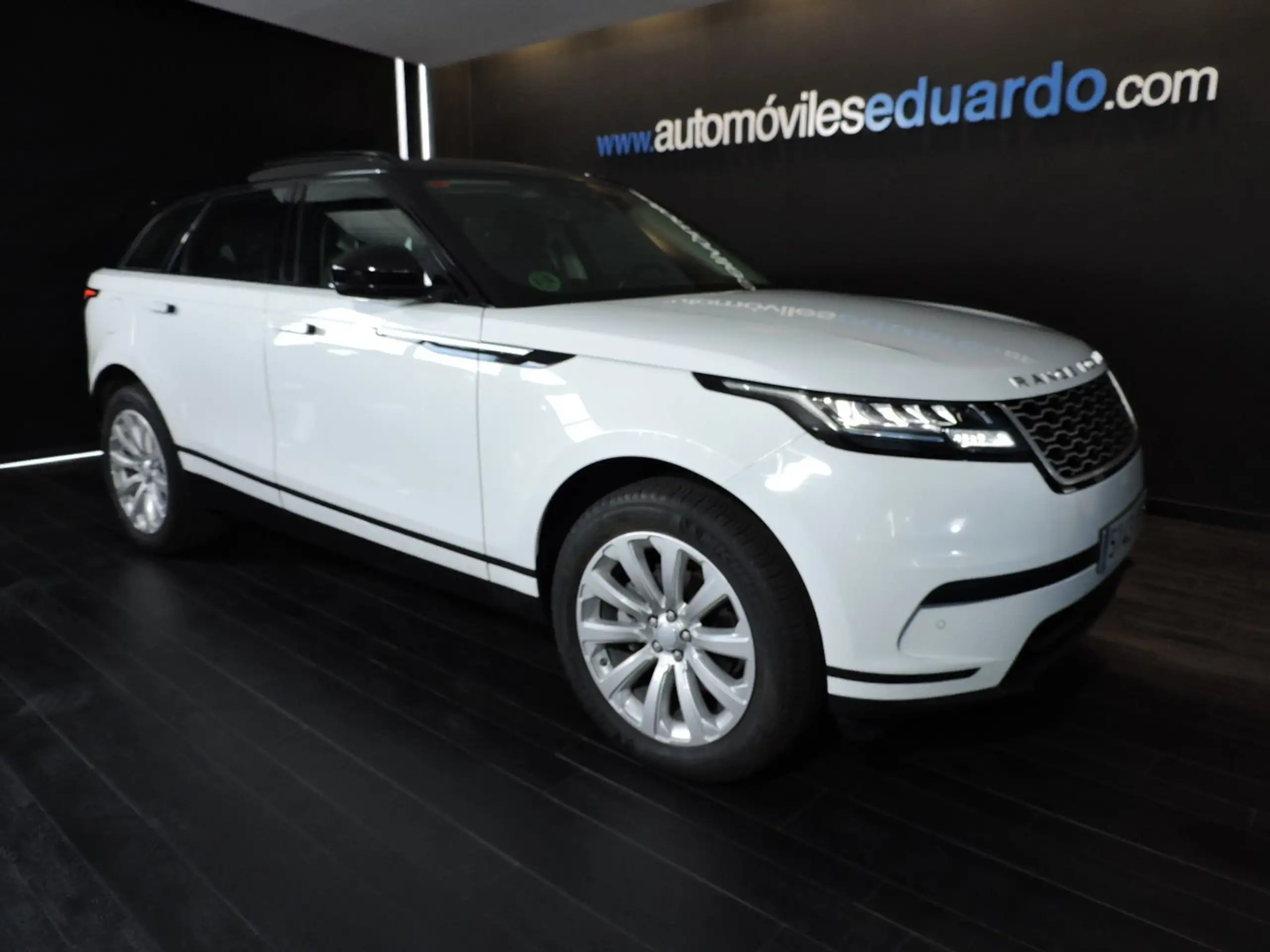 Land Rover - Range Rover Velar