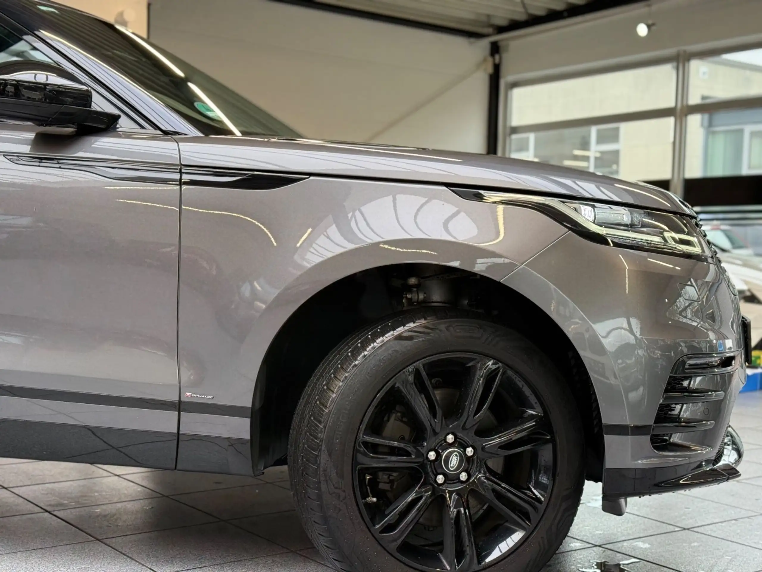 Land Rover - Range Rover Velar