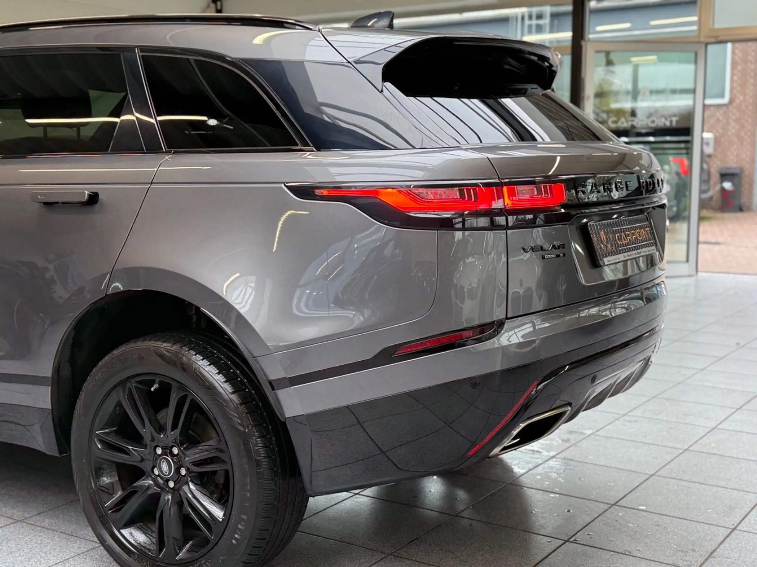 Land Rover - Range Rover Velar