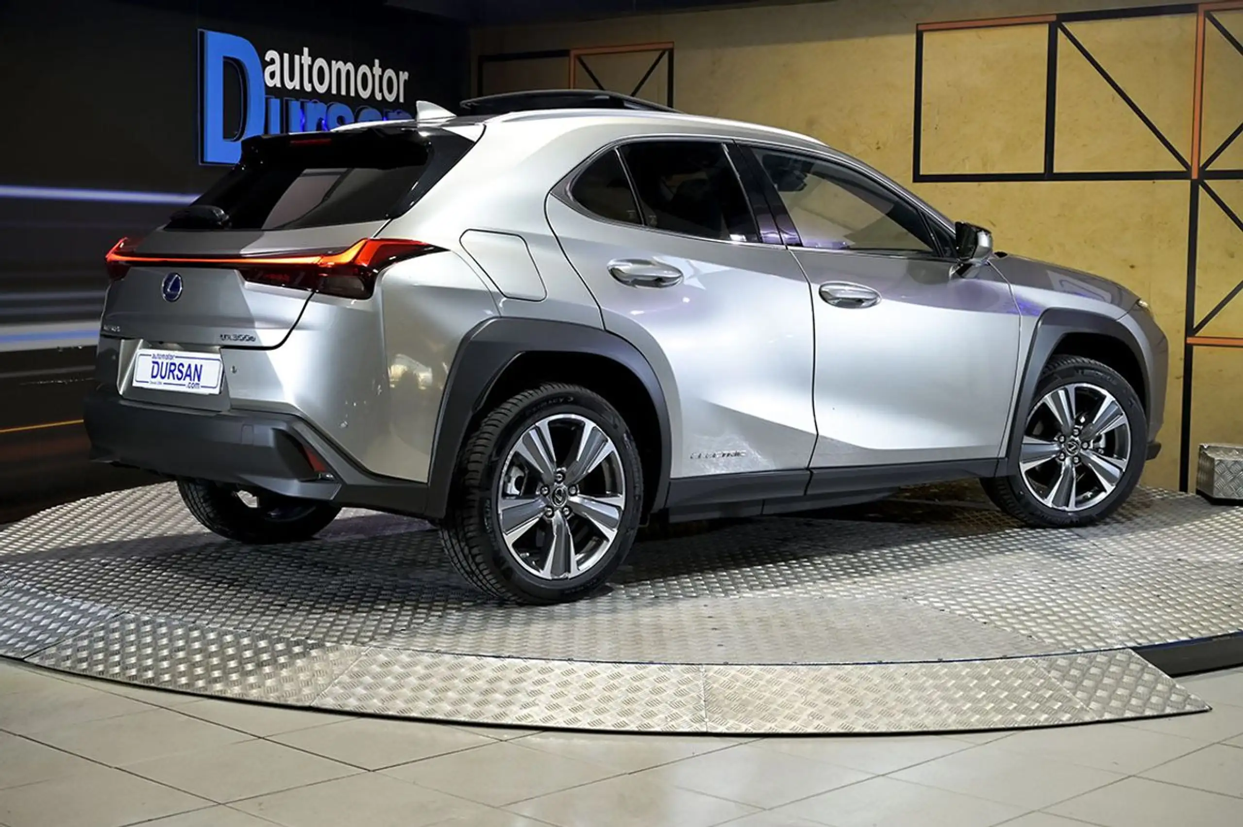 Lexus - UX 300e