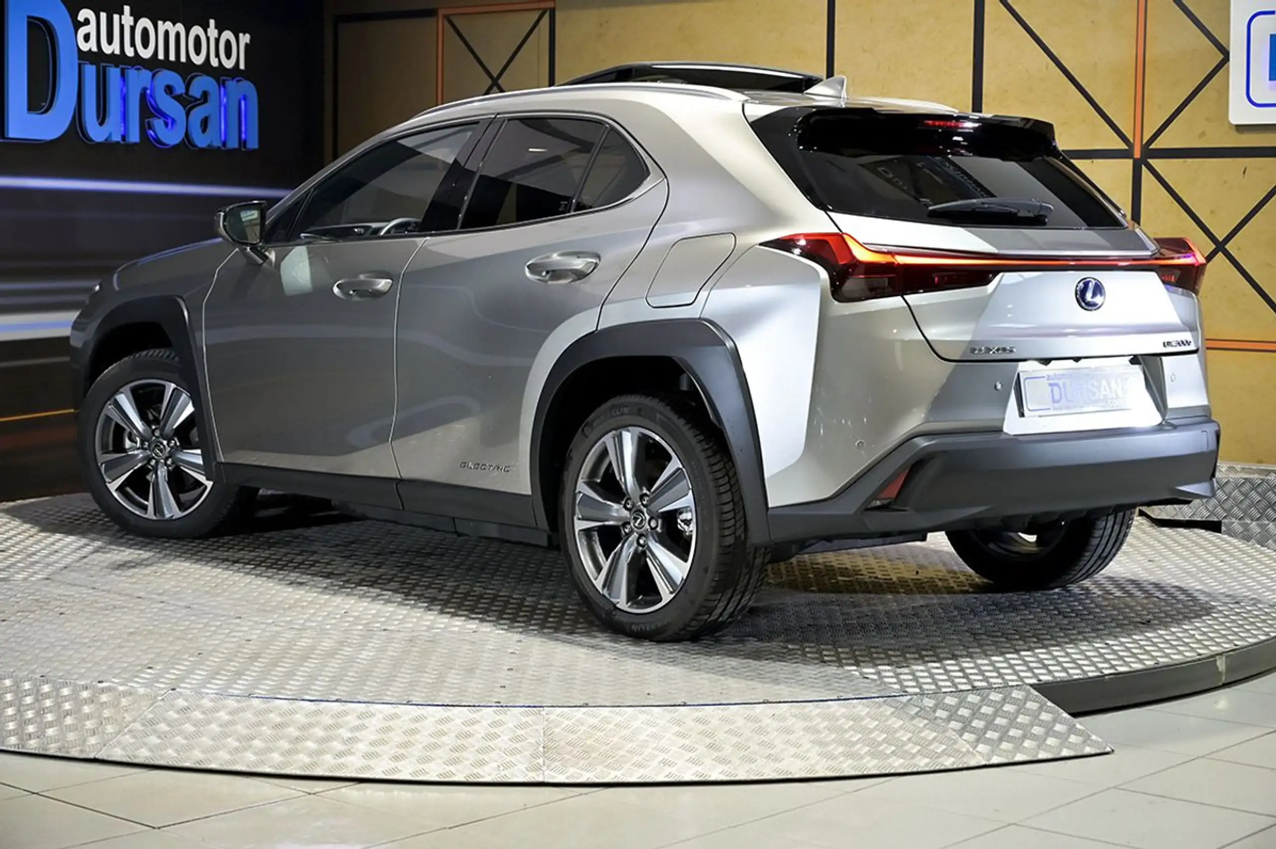 Lexus - UX 300e