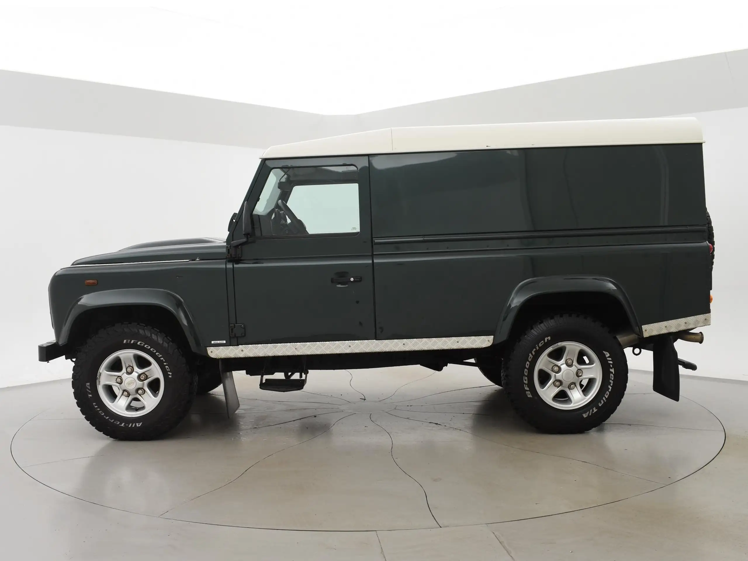 Land Rover - Defender