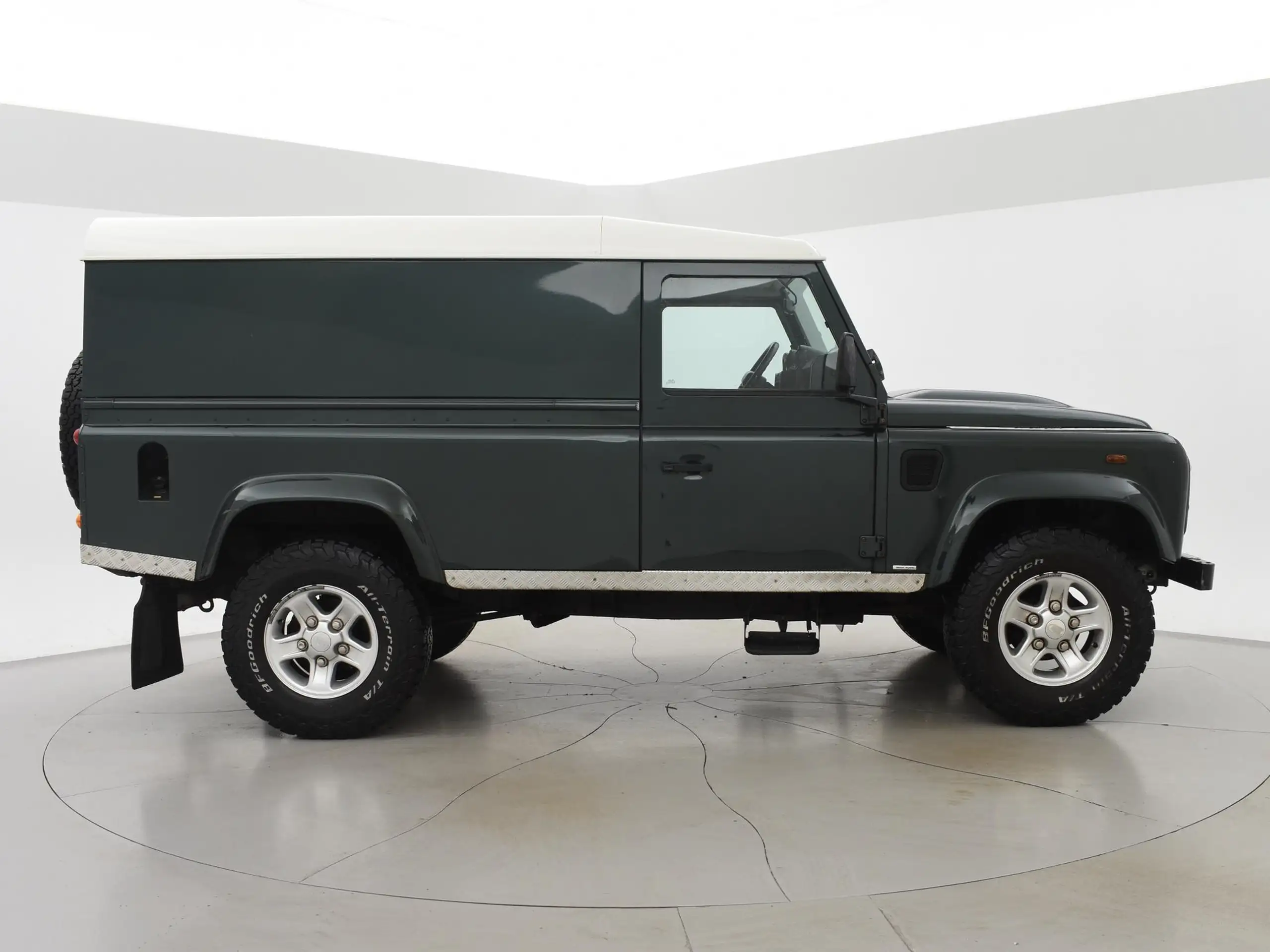 Land Rover - Defender