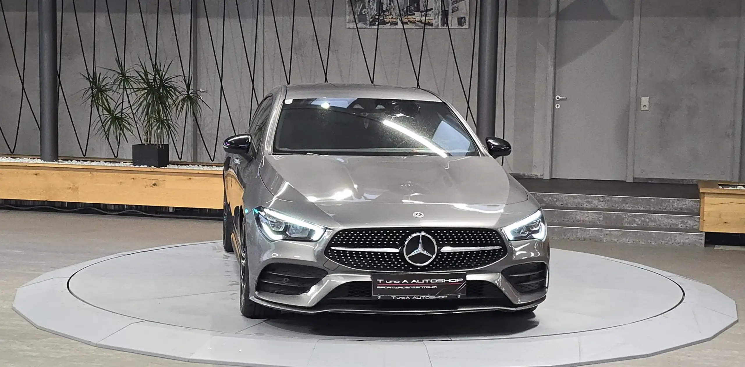 Mercedes-Benz - CLA 200