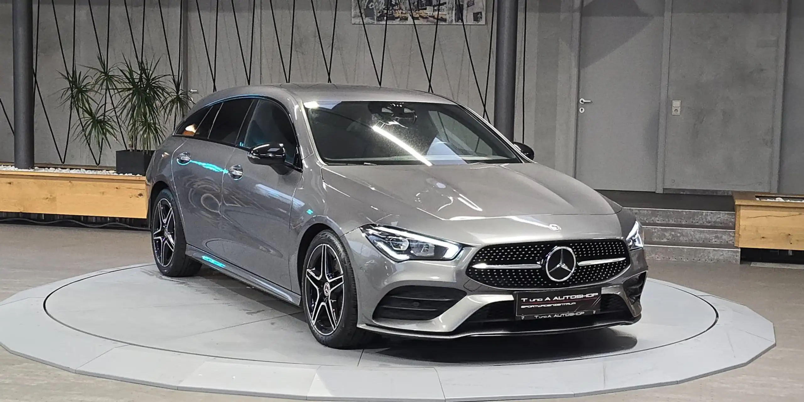 Mercedes-Benz - CLA 200